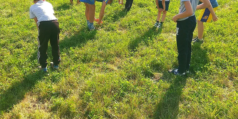 不同年龄组在同一训练基地合练的画面(第四个条件:心理与生活的承受力)