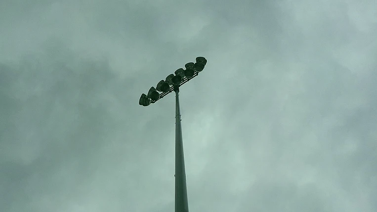 小场比赛里孩子们在窄场地内连续触球（规则杠杆是教学最好的工具）