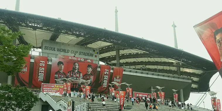 青年队比赛与一线队训练同框的画面(替补二十分钟与首发九十分钟的差别)
